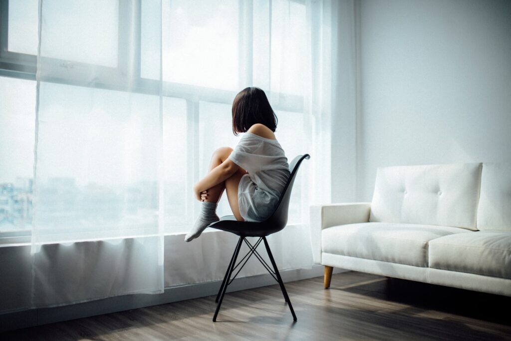 Pessoa em processo de reconstrução emocional após abuso psicológico.