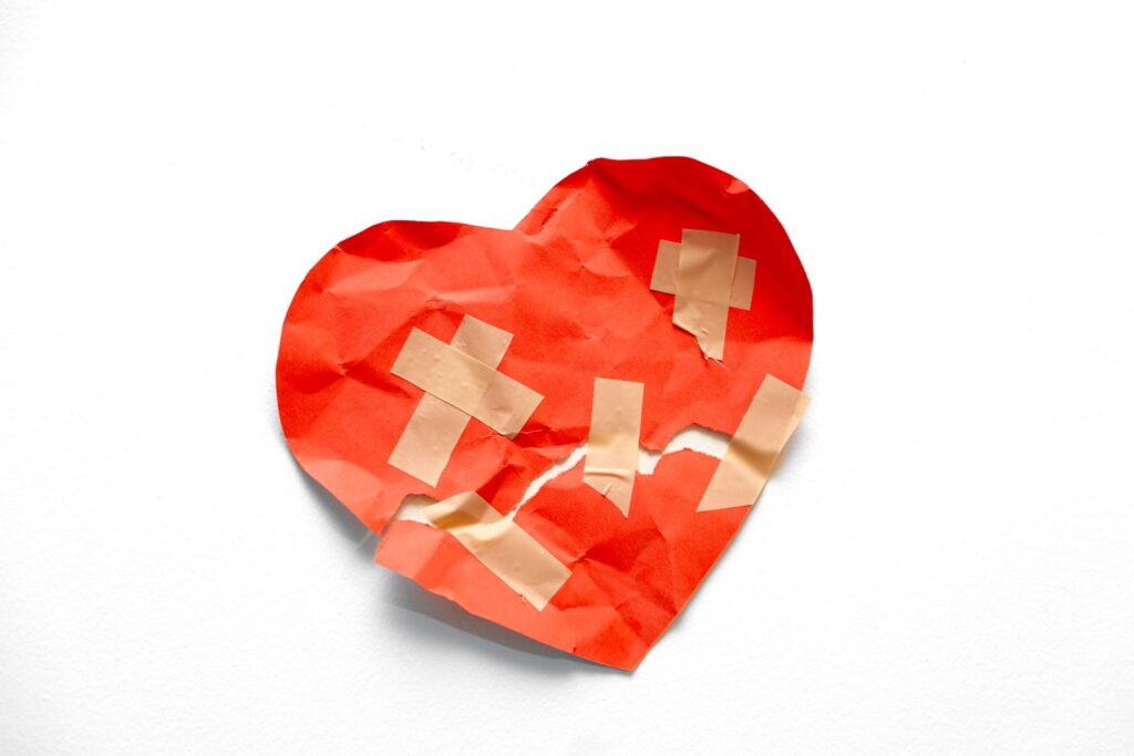 Coração simbolizando os impactos emocionais de um relacionamento tóxico.
