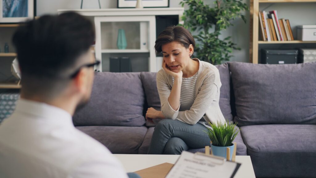 Mulher sofrendo os impactos emocionais de um relacionamento tóxico.