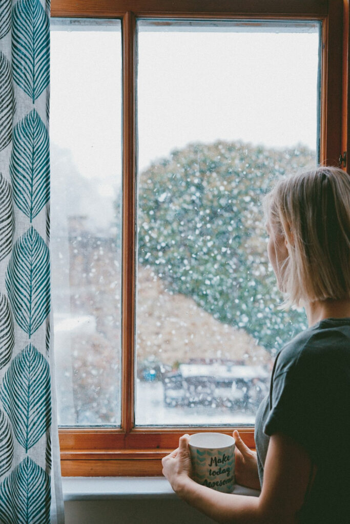 Mulher refletindo sobre os efeitos emocionais de uma mãe narcisista.