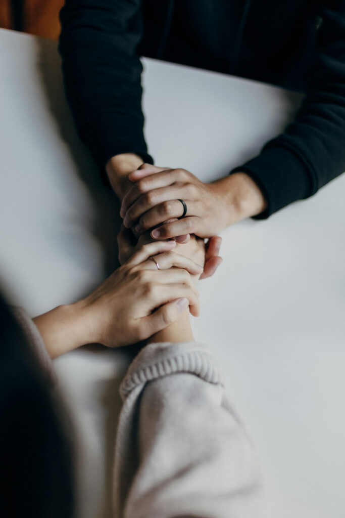 Mãos juntas para lidar com consequências emocionais da infância em família disfuncional