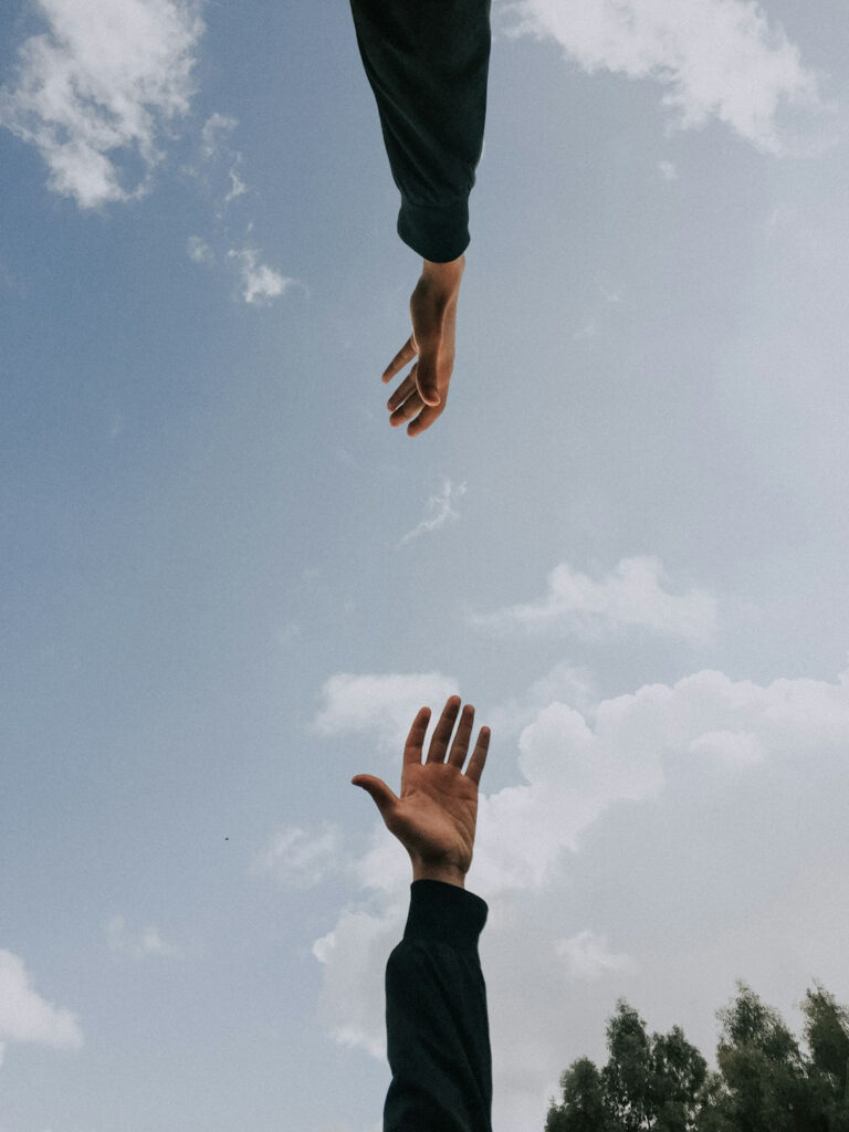 Mãos representando terapia sobre relações tóxicas e sofrimento emocional.