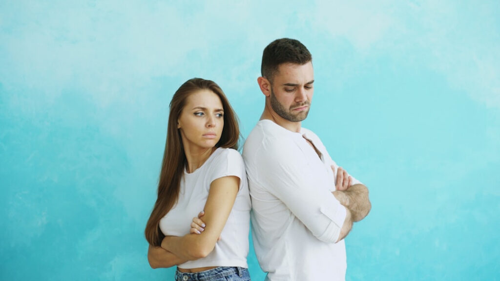 Casal enfrentando dificuldades em relacionamento tóxico.